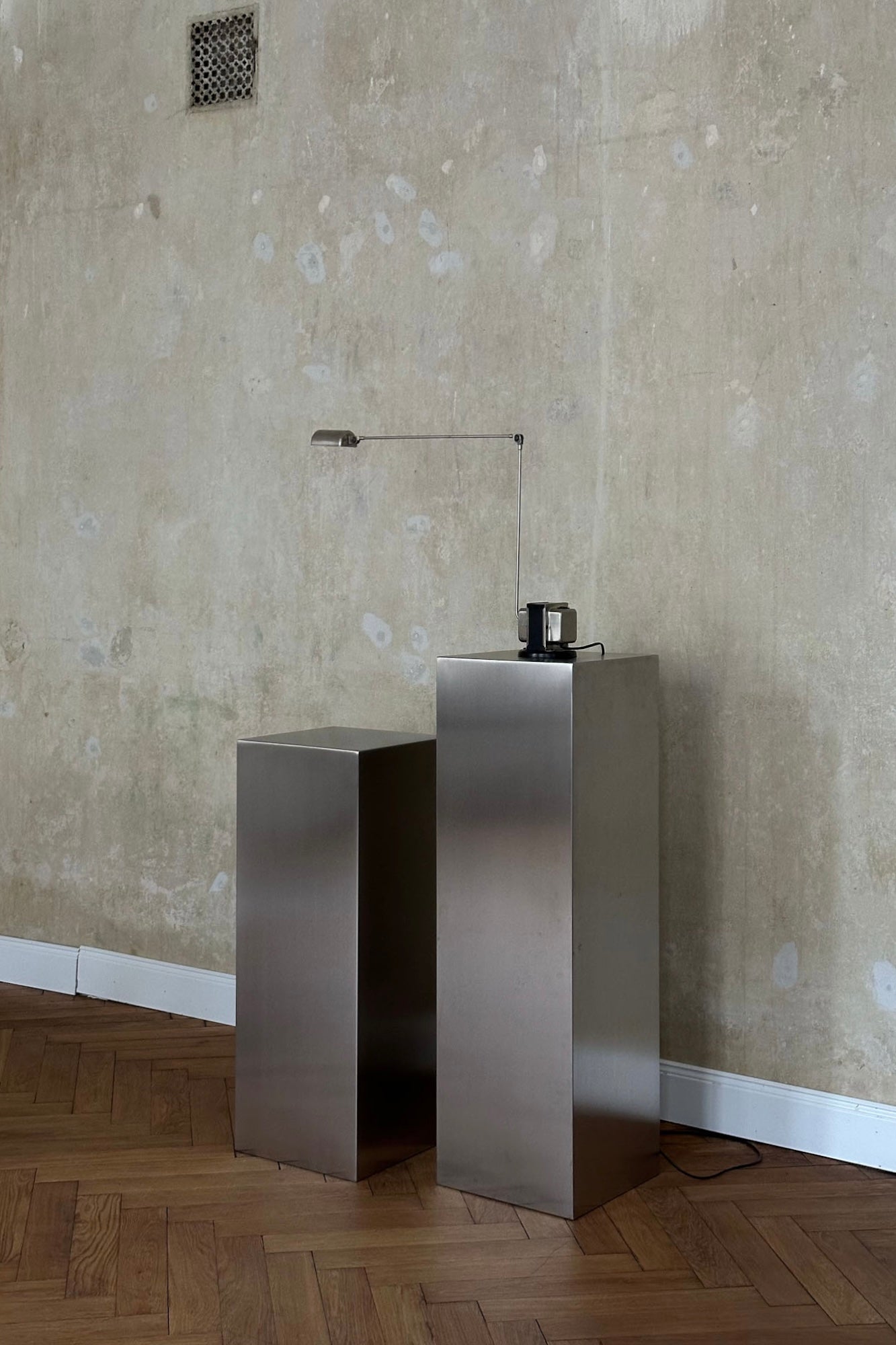 NOSTALGIA ノスタルジア 4段タワー NOSTALGIA stainless steel pedestal – CARRARA